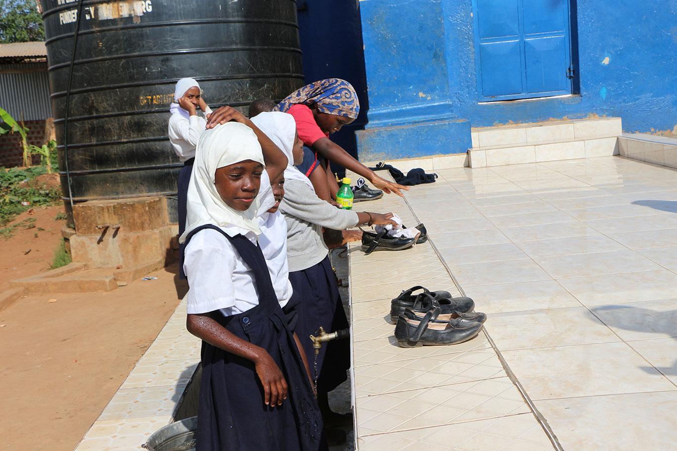 European Yetim Eli slaughters the sacrifices on behalf of philanthropists in Uganda